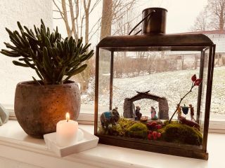 U nás v podhůří Orlických hor to už betlémku sluší na parapetu okna. :) Dejte nám vědět, kde to sluší tomu Vašemu, jsme...